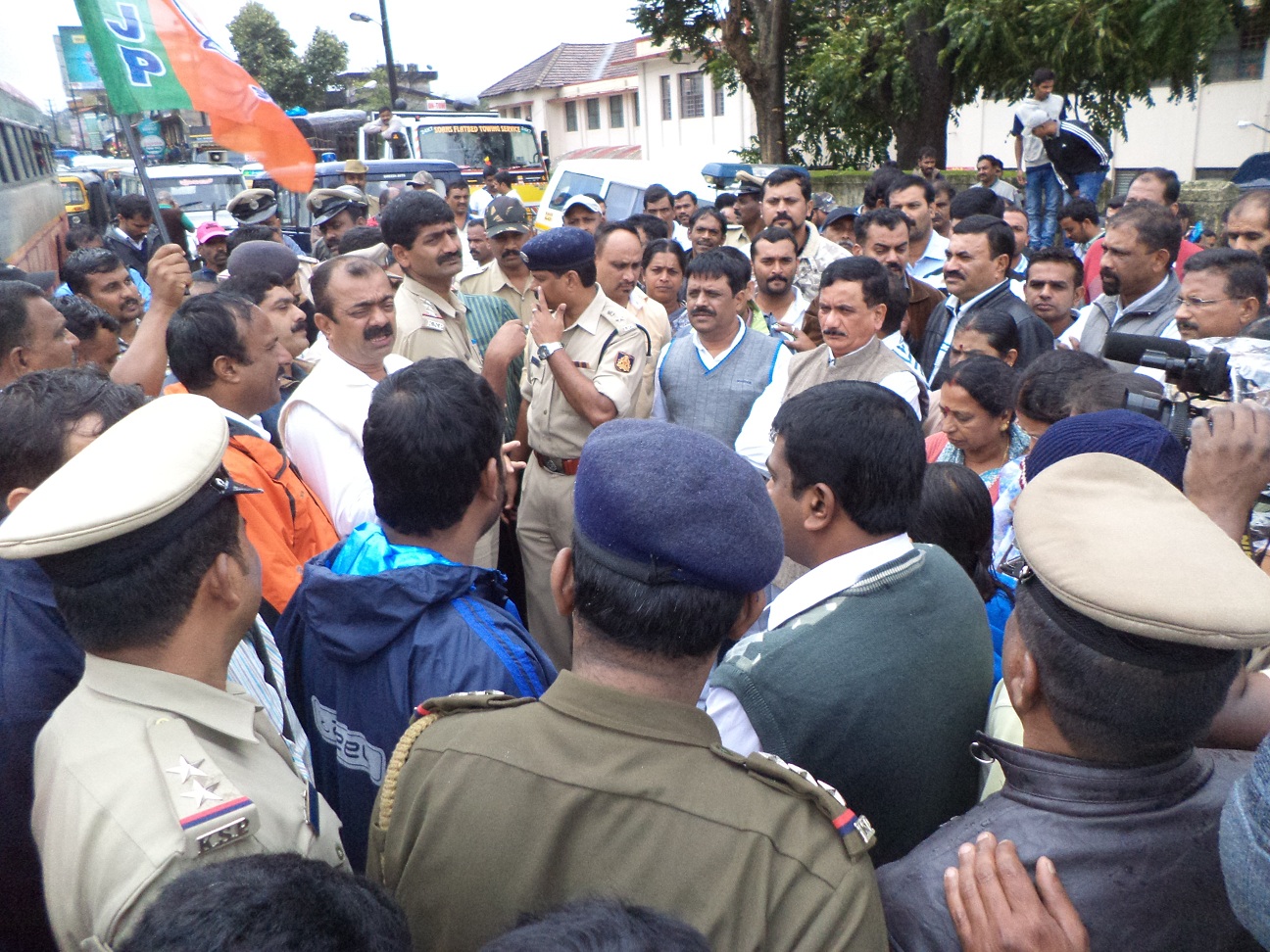 ಕುಟುಂಬಕ್ಕೆ ಪಾರ್ಥಿವ ಶರೀರ ಒಪ್ಪಿಸಲು ನಿರಾಕರಿಸಿದ ಶಾಸಕದ್ವಯರು!